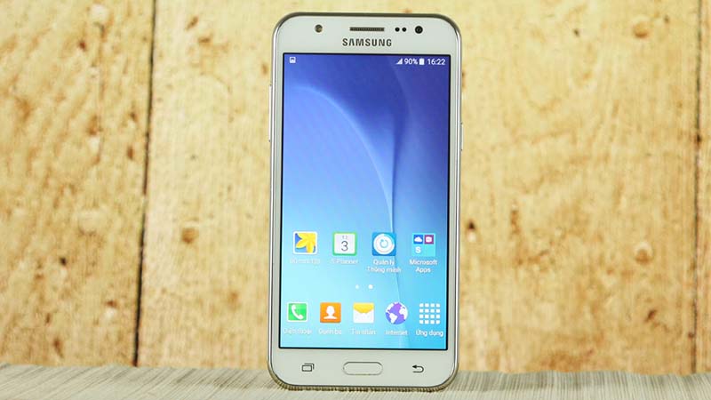 Điện thoại Samsung Galaxy J5 có thiết kế viền đen bao quanh
